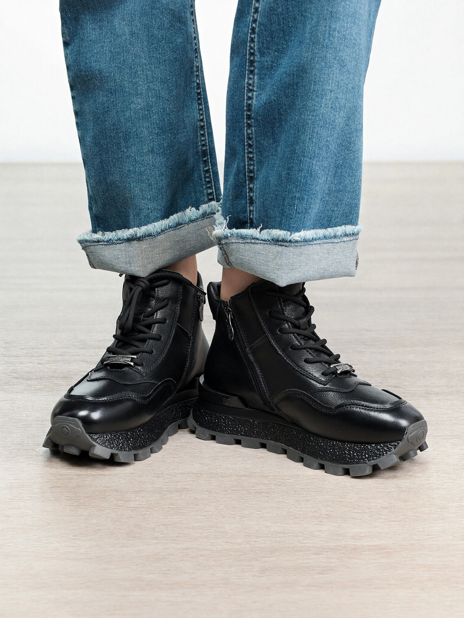 Кроссовки черного цвета на средней рельефной подошве